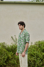 Load image into Gallery viewer, Botanical Vine Resort Men&#39;s Shirt
